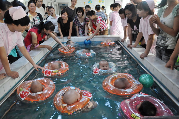婴儿游泳比赛.JPG